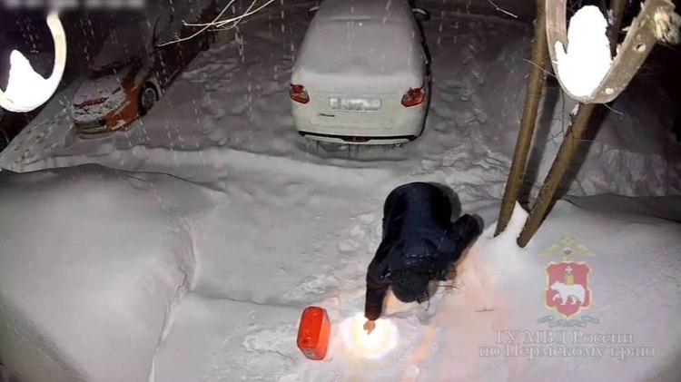 В Перми полицейскими задержан подозреваемый в покушении на убийство шести человек   vesti perm ru publications 9eb67c1c e569 44e2 9657 d7838b3c2cb1 Предварительно установлено что злоумышленник после ссоры со своей знакомой решил расправиться с ней и ее семьей В ночное время он облил легковоспламеняющейся жидкостью дверь и стены коттеджа в котором жили потерпевшие после чего поджег постройку и скрылся Хозяева дома проснулись от запаха гари и с помощью огнетушителей самостоятельно ликвидировали возгорание Супруги двое несовершеннолетних детей и двое других родственников не пострадали В кратчайшие сроки полицейские установили личность подозреваемого и задержали его Камеры видеонаблюдения зафиксировали как мужчина покупал канистру затем на заправке наполнил ее бензином Момент поджога также попал в объектив видеокамеры Следственными органами возбуждено уголовное дело Вести Пермь в MAX   max ru vestipermtv