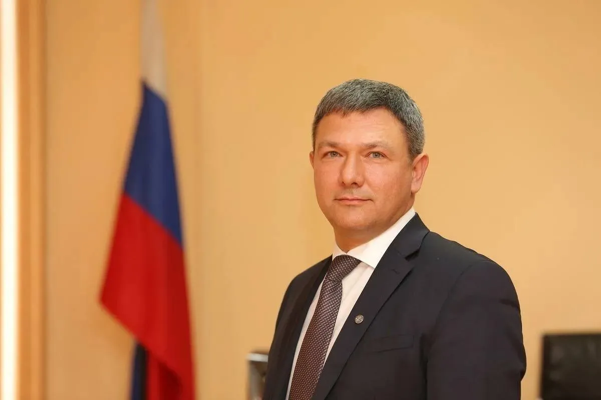 Директора МБУ Центр Виталия Ковалева и директора МБУ Ремонт и эксплуатация дорог Валерия Трофимова подозревают в получении взятки в особо крупном размере По версии следствия в 2023 2024 годах они получили взятки в общей сумме 6 3 миллиона рублей за общее покровительство от директора компании по производству химической продукции Трофимова также подозревают в превышении должностных полномочий и злоупотреблении должностными полномочиями Оба они отправлены под домашний арест