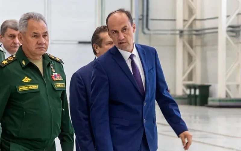 Задержан глава красноярского производителя Сарматов Он пошёл в заксобрание от ЕР Генеральный директор АО Красмаш Александр Гаврилов задержан сообщил депутат горсовета Красноярска Иван Петров ЛДПР в своём телеграм канале Красмаш это одно из крупнейших предприятий оборонно промышленного комплекса России Оно входит в госкорпорацию Роскосмос Предприятие в частности производит баллистическую ракету Синева и стратегический ракетный комплекс шахтного базирования пятого поколения с межконтинентальной баллистической ракетой РС 28 Сармат Сотрудники предприятия сообщили мне что следователи уже две недели работают на территории завода однако официальных подтверждений на данный момент до сих пор нет отметил Петров Источник Ngs24 подтвердил задержание По его данным Гаврилова подозревают в получении взятки в размере 3 млн рублей Отметим что Александр Гаврилов недавно заявился на праймериз Единой России перед выборами заксобрания Красноярского края Он хочет баллотироваться по партийному списку Гаврилов родился в 1970 году Окончил Сибирскую аэрокосмическую академию Он также возглавляет краевое отделения Союза машиностроителей России Подписаться Прислать новость Помочь бустами