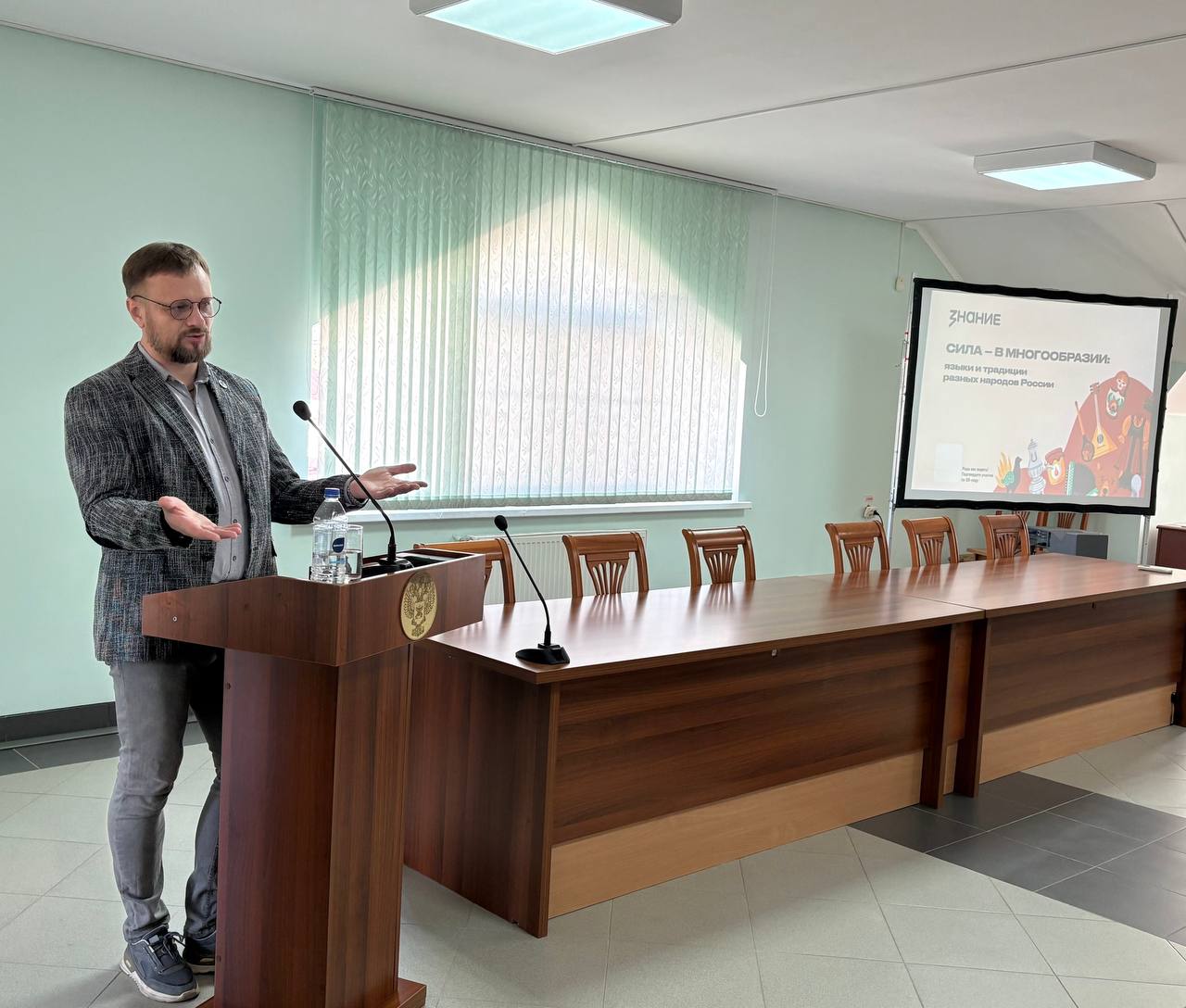 Сила в многообразии язык и традиции разных народов России 30 октября 2025 года в актовом зале Южного межрегионального управления Россельхознадзора в предзнаменование празднования Дня народного единства состоялась лекция Сила в многообразии язык и традиции разных народов России для сотрудников ведомства Мероприятие было организовано территориальным управлением совместно с Российским обществом Знание Россия это сотни народов языков и обычаев Доцент Кубанского государственного университета кандидат исторических наук Вадим Кумпан помог взглянуть на культурное разнообразие не как на различие а как на силу Слушатели узнали как традиции соединяют поколения а языки хранят мудрость предков ведь русский язык объединяет более 190 народов Мы живем в стране где каждый регион обладает своими уникальными особенностями от природных условий до культуры и обычаев Такие различия отражают богатство нашего культурного многообразия Несмотря на это русский язык остается объединяющей силой России В единстве заключается наша сила а в уважении к традициям наша мудрость Только вместе мы можем сохранять и развивать эту уникальную многонациональную культуру делая Россию крепче и успешнее с каждым днем
