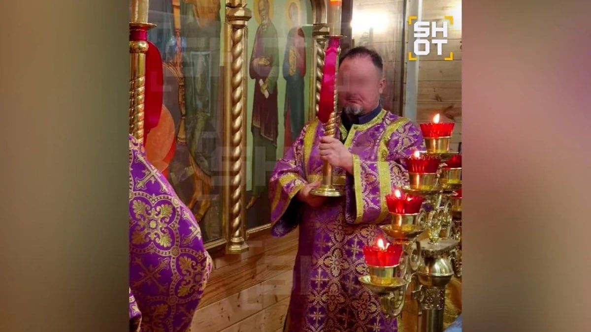 АЛТАРНИК ХРАМА ИЗ ОДИНЦОВО ЧУТЬ НЕ ЗАДУШИЛ ДОЧЬ НА РАЗБОРКАХ С БЫВШЕЙ ЖЕНОЙ В подмосковном Одинцово послушник храма чуть не задушил свою 14-летнюю дочь, когда пытался выкрасть её у бывшей супруги. На помощь девочке и женщине прибежали соседи. Мать школьницы Лала рассказала телеграм-каналу SHOT, что инцидент произошёл в прошлую пятницу на улице Никольской. Россиянка вместе с дочерью шла возле подъезда, где их уже поджидали. Как только послушник храма Андрей увидел родных, то сразу выбежал из машины. Мужчина прыснул перцовкой в лицо Лалы, а затем попытался затащить дочь в машину. Школьница стала кричать и просить о помощи после того, как отец перекрыл ей кислород. В машине также сидели приятели Андрея, а на заднем сиденье лежал пистолет. На помощь девочке и её маме прибежали соседи. Они вызвали скорую и полицию. Андрей сразу покинул место преступления. Лала после случившегося написала заявление в полицию. В травмпункте у школьницы зафиксировали ушибы на теле и мягких тканей шеи, а также ссадины. У женщины обнаружили ожог сетчатки глаз. Пострадавшие собираются писать заявление в СК. Отмечается, что мужчина является послушником одного из храмов Москвы. С Лалой развёлся после десяти лет брака. Как рассказала женщина, супруг постоянно её бил и издевался, между ними продолжается раздел имущества, приставы требуют с Андрея 6,5 млн рублей.