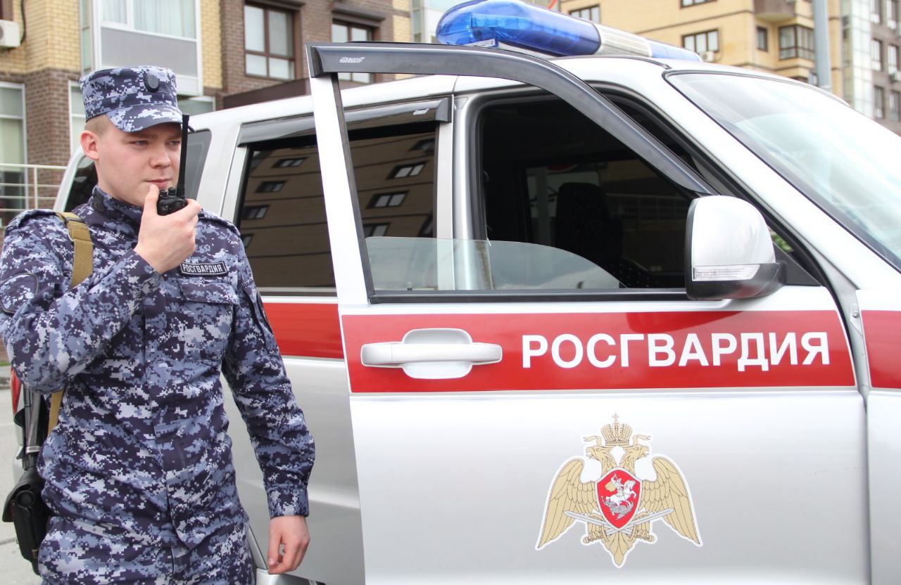В Тюмени сотрудники Росгвардии задержали людей которые неадекватно вели себя на территории школы Сигнал о срабатывании кнопки тревожной сигнализации поступил из школы 92 города Тюмени 18 сентября На место оперативно прибыли экипажи вневедомственной охраны Росгвардии Подозреваемые в нарушении общественного порядка задержаны и доставлены в отдел полиции сообщили в Управлении Росгвардии по Тюменской области Обстоятельства выясняются