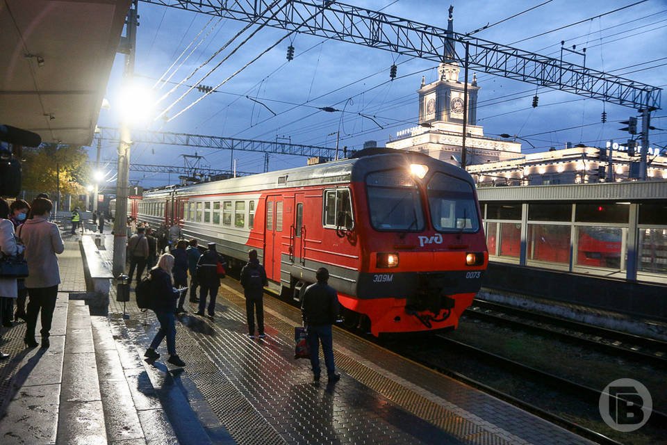 Дополнительные электрички пустят в Волгограде для болельщиков 30 августа любителей футбола развезут по домам 30 августа на стадионе Волгоград Арена состоится еще один футбольный матч Ротор выйдет на поле против костромского Спартака Из за домашнего матча для болельщиков назначили дополнительные рейсы городских электричек Они будут курсировать 30 августа по следующему расписанию 6339 Краснооктябрьская Шпалопропитка отправлением со ст Краснооктябрьская в 20 38 с о п Мамаев курган нижняя платформа в 20 45 прибытием на ст Шпалопропитка в 21 51 6437 6438 Волгоград 1 Волжский отправлением со ст Волгоград 1 в 20 24 с о п Мамаев курган верхняя платформа в 20 31 прибытием на ст Волжский в 21 08