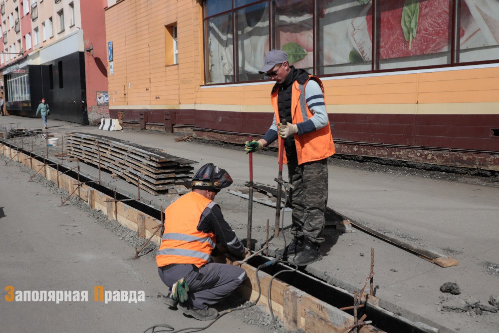 На дорожно–транспортную отрасль добавят почти 209 млн рублей Деньги нужны на ремонт тротуаров и проездов во дворы, на наружное освещение и организацию пассажирских перевозок. Вместе с тем по некоторым мероприятиям финансирование, напротив, будет уменьшено. «Приведение в порядок дорог, проездов и дворов — то, что волнует всех норильчан без исключения. Проблемных мест у нас много, разумеется, всё разом отремонтировать невозможно, но то, что запланировано на этот год, надеюсь, будет выполнено качественно и в установленные сроки», — резюмировал рассмотрение вопроса председатель депутатской комиссии по городскому хозяйству Роман Сербин. Подробности читайте на нашем сайте. #зпнорильск #заполярнаяправда #газетанорильск #норильск #талнах #кайеркан #оганер #новостинорильска ВКонтакте Telegram