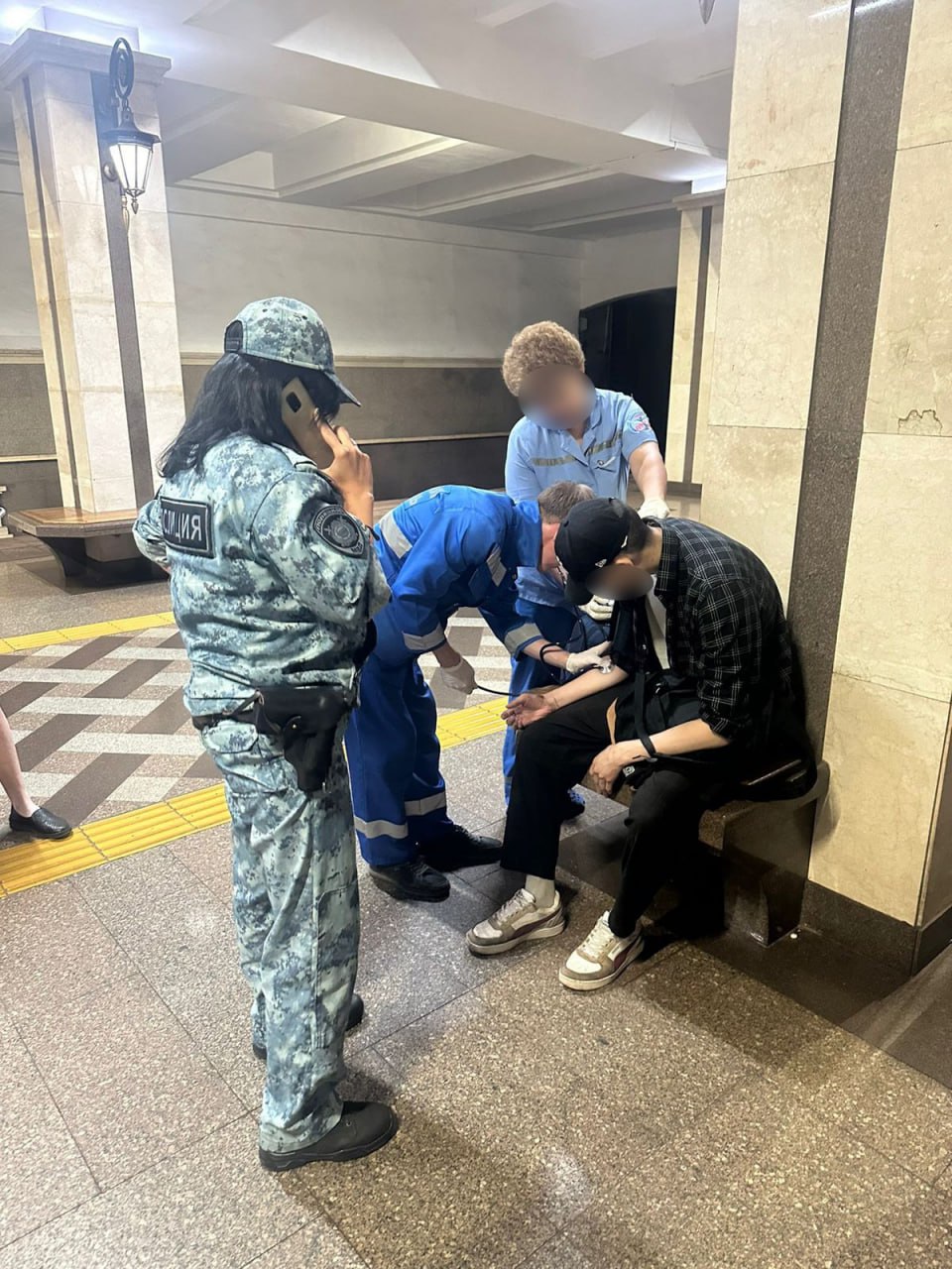 В Казани мужчина упал на пути в метро Сегодня в 11:57 на станции метро «Суконная Слобода» в Казани при заходе поезда на платформу по 2-му главному пути машинист заметил падающего на рельсы мужчину и оперативно применил экстренное торможение. Об этом сообщили в МУП "Метроэлектротранс". Пассажир остался жив. Сотрудники метрополитена помогли ему выбраться с путей и вызвали скорую помощь. Молодой человек был госпитализирован для дальнейшего обследования и лечения. Движение поездов не было нарушено — метро продолжило работу по расписанию. -24 Отправить новость