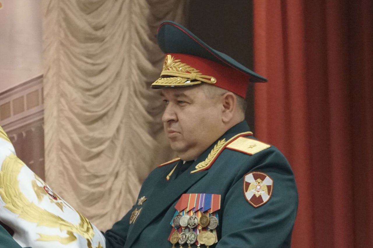 Генерал-взяточник Вадим Драгомирецкий отправится на СВО Год назад, в июле 2024 года, суд приговорил генерала Росгвардии Вадима Драгомирецкого к девяти годам и шести месяцам строгого режима по делу о получении взятки в размере 19 млн рублей. Генерал признал свою вину частично. Он утверждал, что нашёл деньги случайно и хотел их вернуть, но "не успел". Миллионы, по примеру Тимура Иванова, были распилены через госзаказы на строительно-монтажные работы. В 2022 году несколько тендеров получила компания ООО «ДМН-Групп», которая выплачивала военным взятки в размере 8-10% от суммы каждого контракта. Спустя год после приговора, ходатайство об отправке ценнейшего экс-генерала-тыловика на СВО было удовлетворено, а для Ивана Попова всё ещё нет вакансий. Интересно, Вадим Драгомирецкий отправится штурмовать позиции украинцев на передке или пополнит ряды штурмовиков бассейнов где-нибудь под Луганском, вдали от фронта? Вика Цыганова
