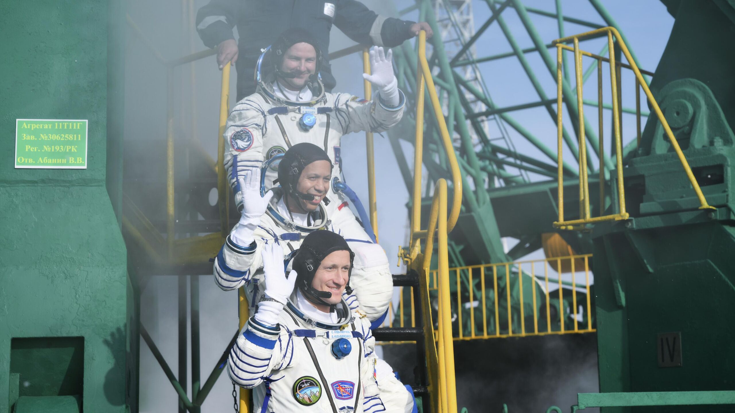 Российские космонавты находящиеся на Международной космической станции поздравили соотечественников с Днем Конституции и отметили как важно прививать гордость и любовь к Родине молодому поколению видеопоздравление опубликовал Роскосмос Дорогие соотечественники друзья Мы космонавты Роскосмоса Сергей Кудь Сверчков Сергей Микаев и Олег Платонов поздравляем вас с борта Международной космической станции с Днём Конституции сказал Кудь Сверчков По его словам этот праздник символизирует единство российского народа независимость РФ и ее стремление к справедливости Конституция является основой прав и свобод гарантией стабильности и процветания каждого гражданина России подчеркнул космонавт Микаев в свою очередь отметил что в основе этого документа лежат культурные исторические и правовые традиции россиян Конституция объединяет многочисленные народы страны помогает сплотиться вместе жить и работать на благо Родины добавил он