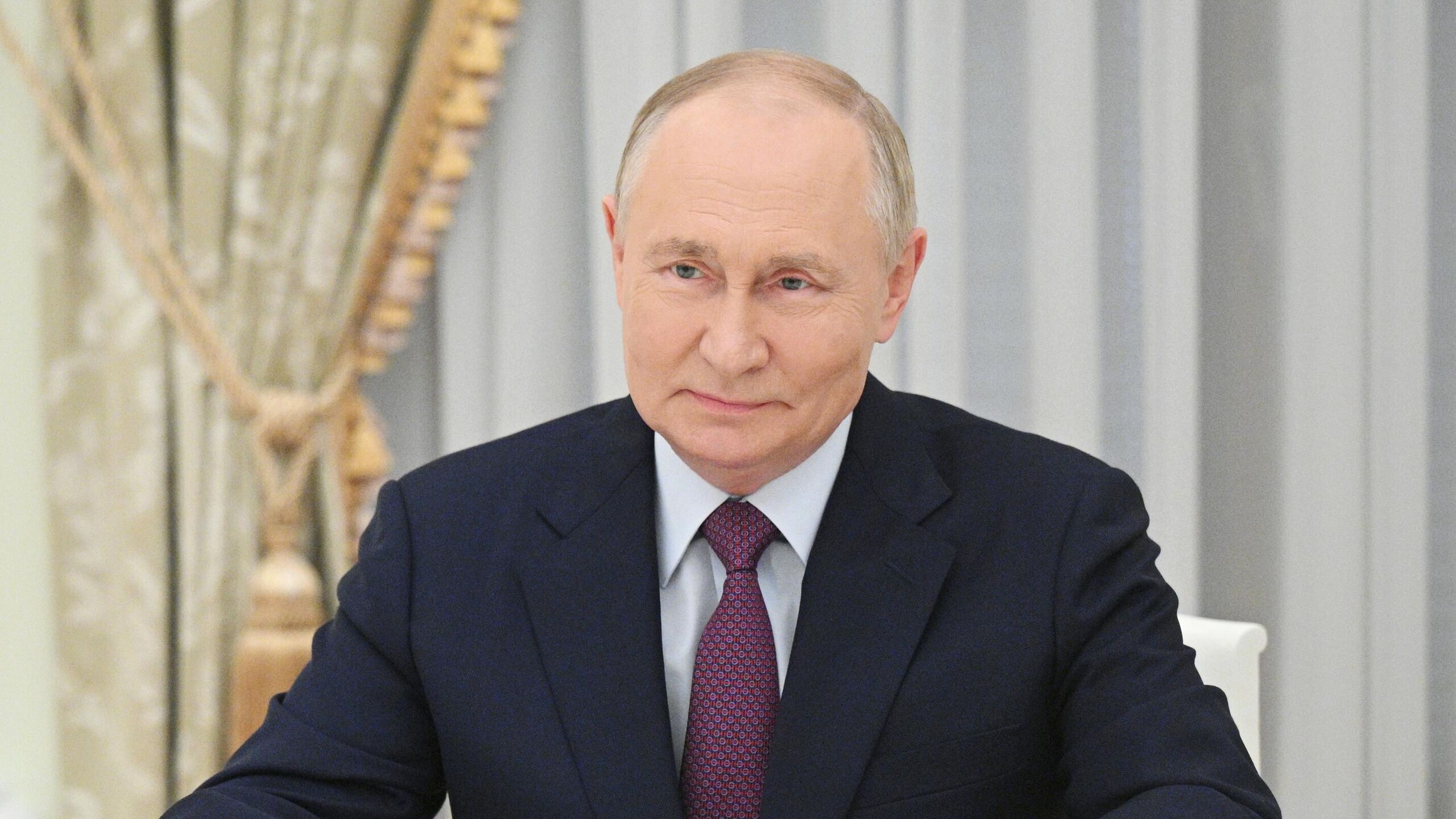 Президент РФ Владимир Путин отметил особую роль тренеров, подчеркнув, что "вселить уверенность в детей - это особый талант".