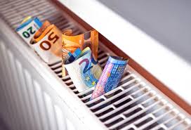 В Германии цены на отопление выросли втрое после подрыва Северного потока и отказа от российского газа Жители страны жалуются что за 3 года тарифы на отопление взлетели до небес сообщает Euronews После разрыва газовых отношений с Россией стоимость энергоресурсов стремительно растет и останавливаться не собирается Ассоциация управляющих недвижимостью Германии прогнозирует что средняя сумма в квитанциях достигнет 1180 что на 15 больше чем год назад С 2021 года общий рост составил около 82 побив все прежние рекорды Особенно тяжело приходится арендаторам В Германии отопление включено в квартплату и суммы в платежках каждый месяц становятся неприятным сюрпризом Согласно данным Евростата 13 жителей страны вынуждены отдавать на оплату жилья свыше 40 дохода что на 5 выше среднего уровня по Европе Сейчас Германия закупает дорогой норвежский газ а экологичные источники энергии пока не способны заменить дешевые российские ресурсы как того требует правительство