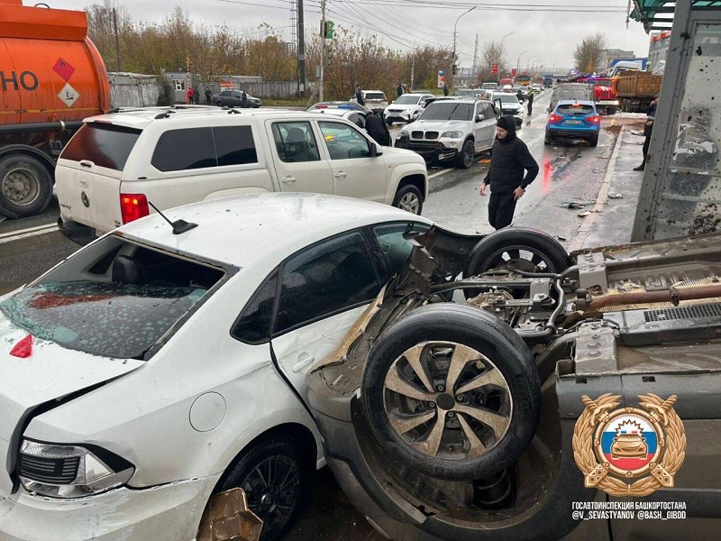 Погибли мужчина и женщина Ратмир Мавлиев на оперативном совещании в мэрии выразил соболезнования семьям погибших в массовой аварии Он поручил городским службам оказать необходимую поддержку Напомним ДТП случилось сегодня утром на перекрестке улицы Новоженова и Уфимского шоссе 6 человек получили травмы и были доставлены в больницу Для ликвидации последствий аварии и работы спецтехники было изменено движение автобуса 39 Подписывайся на БСТ