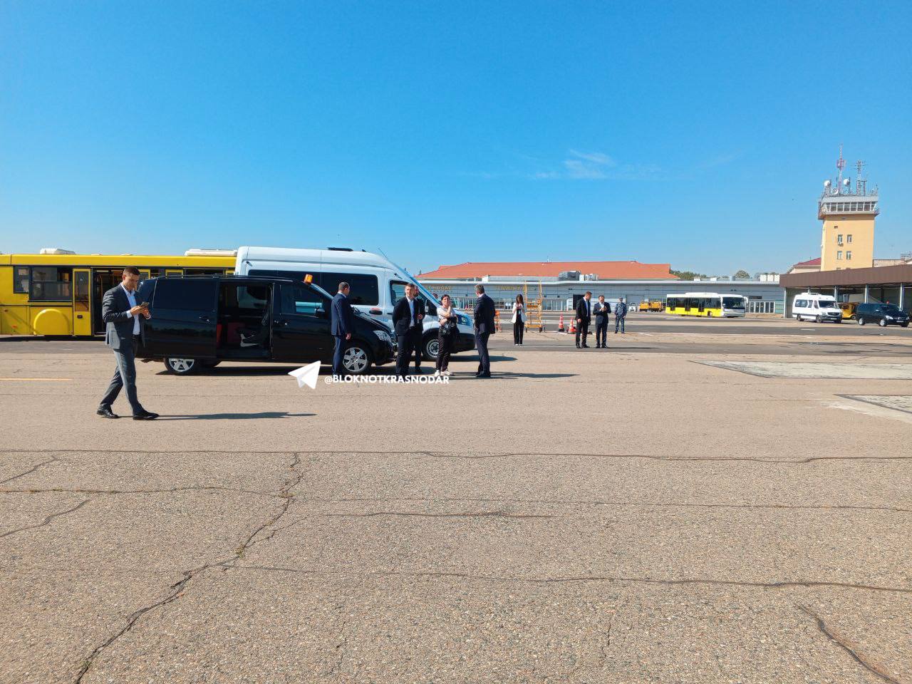 Губернатор Кубани прибыл на встречу самолета из Москвы