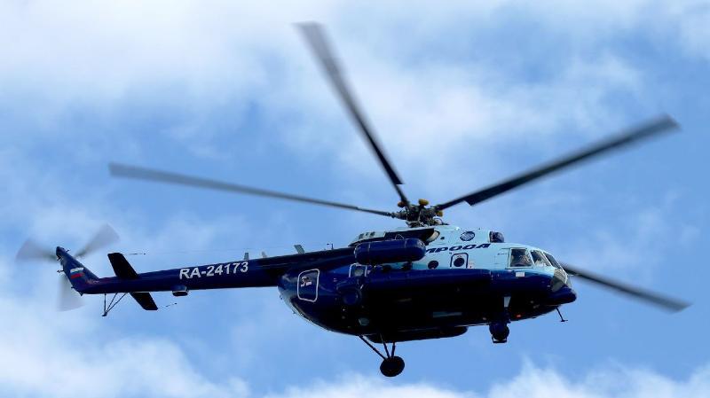 Авиакомпания АЛРОСА планирует обновление вертолетного парка к 2035 году поступит до 10 новых Ми 8МТВ 1 Мы инвестируем в надежные и универсальные воздушные суда чтобы гарантировать бесперебойную работу для предприятий Группы АЛРОСА обеспечить доступность на удаленных маршрутах и поддерживать социально значимые проекты северных регионов России заявил Генеральный директор авиакомпании АЛРОСА Игорь Хороших Ми 8МТВ 1 одна из модификаций многоцелевых вертолетов типа Ми 8 известных своей надежностью и повышенной грузоподъемностью Вертолет может перевозить тяжелое оборудование запчасти и строительные материалы что особенно важно в условиях ограниченного доступа по земле Не менее важны и социальные задачи тушение пожаров эвакуация больных поисково спасательные операции АЛРОСА События