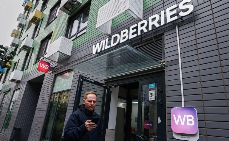 Маркетплейсы ответили на претензию Эльвиры Набиуллиной к скидкам на площадках Они готовы договариваться с банками без насильственных действий со стороны государства заявили представители Ozon и Wildberries Ранее глава ЦБ назвала скрытой формой конкурентной борьбы и в целом несправедливыми скидки которые маркетплейсы дают при оплате карточками их банков Wildberries готов идти на диалог с банками но требует в таком случае регулировать не только маркетплейсы а запрещать в целом любые программы лояльности которые есть в том числе у банков и мобильных операторов Ozon в свою очередь решил расширить программу лояльности и распространить зеленые ценники не только на покупки картой Ozon банка но и других банков желающих дать скидку на интернет площадке Фото Андрей Любимов РБК Картина дня в телеграм канале РБК