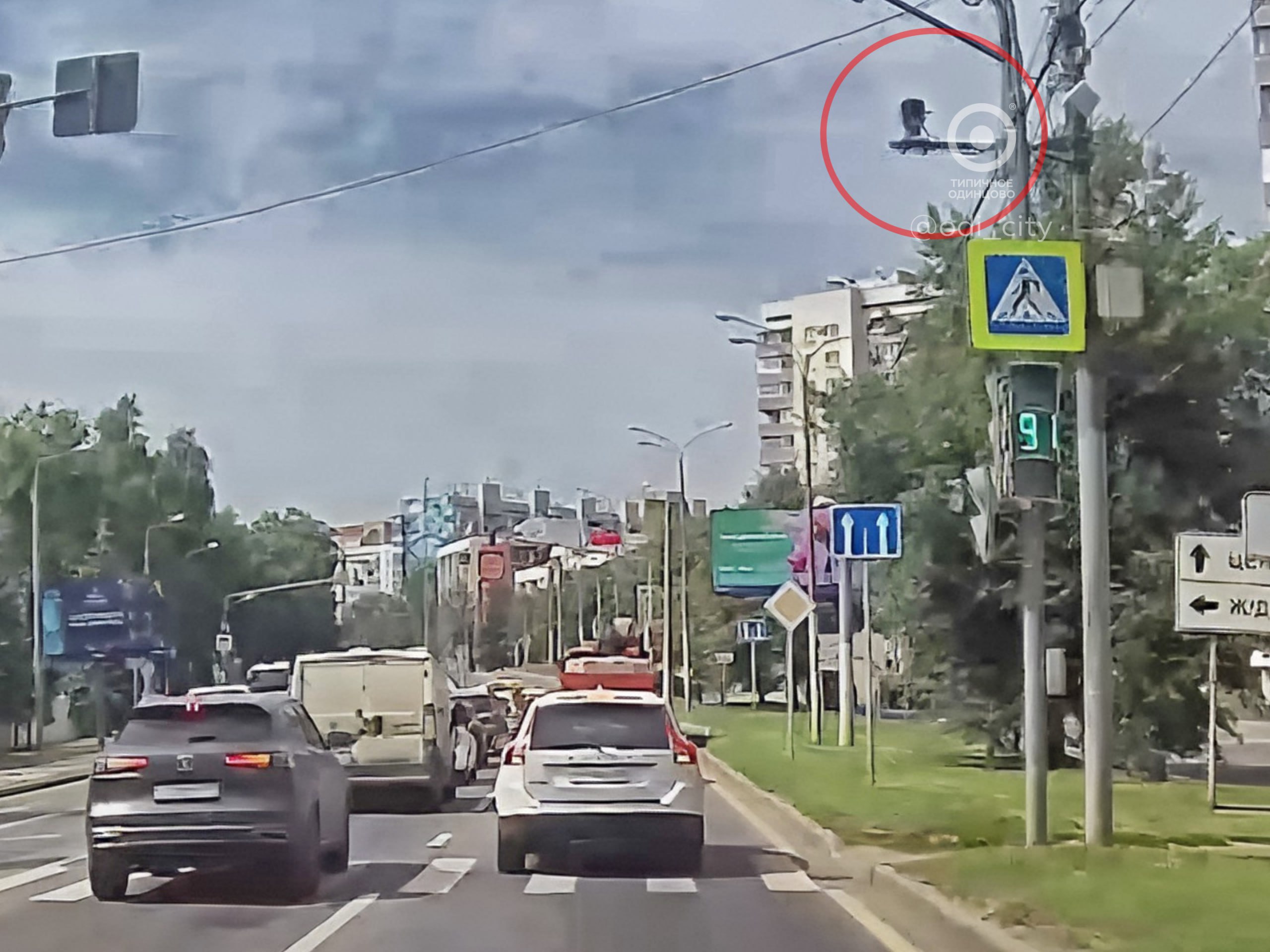 На Можайском шоссе в Одинцово камера начала штрафовать за телефон, ремни и езду без шлема На участке автодороги в районе здания №87 камера фотовидеофиксации, помимо контроля за скоростным режимом, начала фиксировать дополнительные нарушения ПДД. С 28 июля 2025 года оборудование выявляет случаи непристёгнутых ремней безопасности, езду без шлема на мотоцикле и использования телефона во время движения без устройства громкой связи. Первые нарушения новых типов были зафиксированы в понедельник, 28 июля 2025 года. Зафиксированные камерой нарушения влекут за собой административную ответственность: • Превышение скорости — штраф от 750 без скидки до 7500 рублей в зависимости от степени превышения; • Непристёгнутый ремень безопасности — 1500 рублей без скидки ; • Езда без шлема на мотоцикле — 1500 рублей без скидки ; • Использование телефона во время движения без специального устройства — 1500 рублей. Напомним, камера вблизи здания №87 на Можайском шоссе появилась несколько лет назад. Жители соседних домов постоянно страдали от громких звуков авто- и мотогонщиков. Этот участок автодороги отличается интенсивным транспортным потоком, и расширение функционала системы фиксации направлено на повышение безопасности дорожного движения. Увеличение возможностей систем фотовидеофиксации соответствует общероссийской тенденции по ужесточению контроля за соблюдением ПДД и снижению аварийности на дорогах. Предупредите ваших знакомых и соседей!