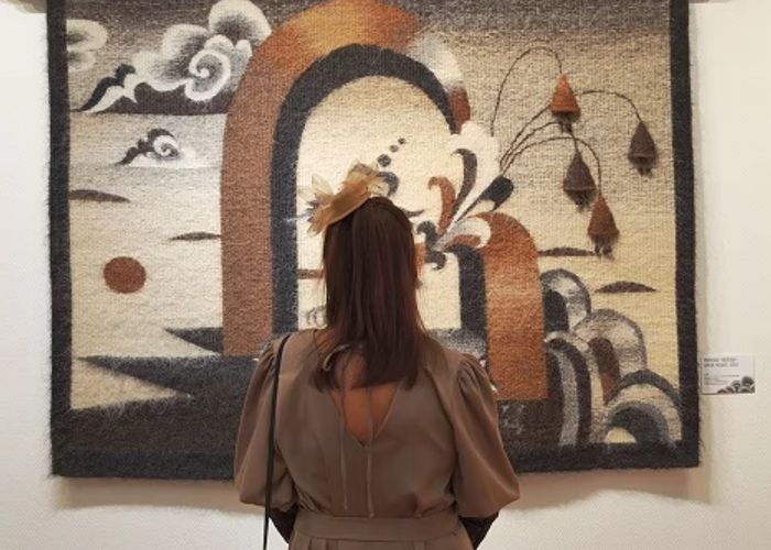 Работы бурятской художницы Аллы Цыбиковой представили в Новосибирском художественном музее Выставка Райские яблочки посвящена 75 летию автора и проходит в рамках Года единства народов России