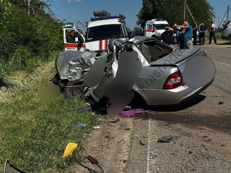 Трое мужчин погибли в ДТП в Гулькевичском районе 22 мая на автодороге "Чаплыгин-Пушкинское-Соколовское" водитель Лады Приоры выбрал небезопасную скорость движения автомобиля, не справился с управлением и на закруглении дороги выехал на встречную полосу, где столкнулся с Камазом. ‼ В трагическом ДТП погиб 26-летний водитель отечественного автомобиля и два пассажира 22 и 19 лет, еще двое 25-летних пассажира пострадали. Молодые люди с различными травмами госпитализированы. Ваши видео высылайте нам в бот Подпишись поделись Прислать видео новость