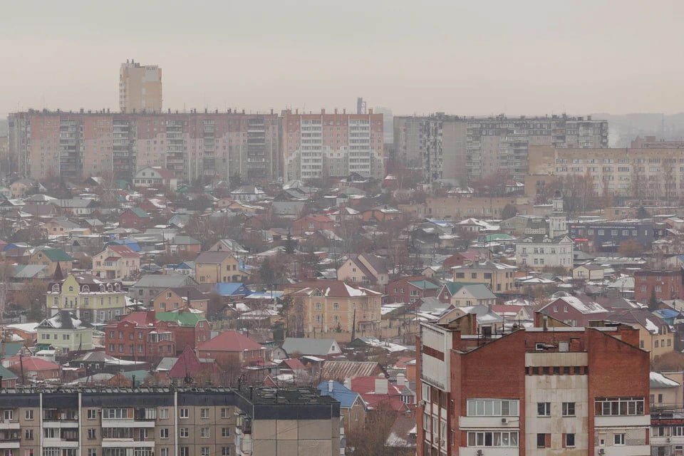 В семи городах Челябинской области объявлен режим неблагоприятных метеоусловий  С 19 часов 13 октября в Челябинске, Магнитогорске, Аше, Златоусте, Карабаше, Коркино и Сатке введен режим неблагоприятных метеоусловий  НМУ .  – В связи с неблагоприятными для рассеивания примесей метеоусловиями с 19.00 13 октября до того же времени 14-го в семи городах области объявляется предупреждение о НМУ первой степени, — сообщили в региональном Гидрометцентре.  По данным синоптиков, ситуация может продлиться минимум сутки. Главная причина — метеоусловия, способствующие накоплению загрязняющих веществ в приземном слое атмосферы.