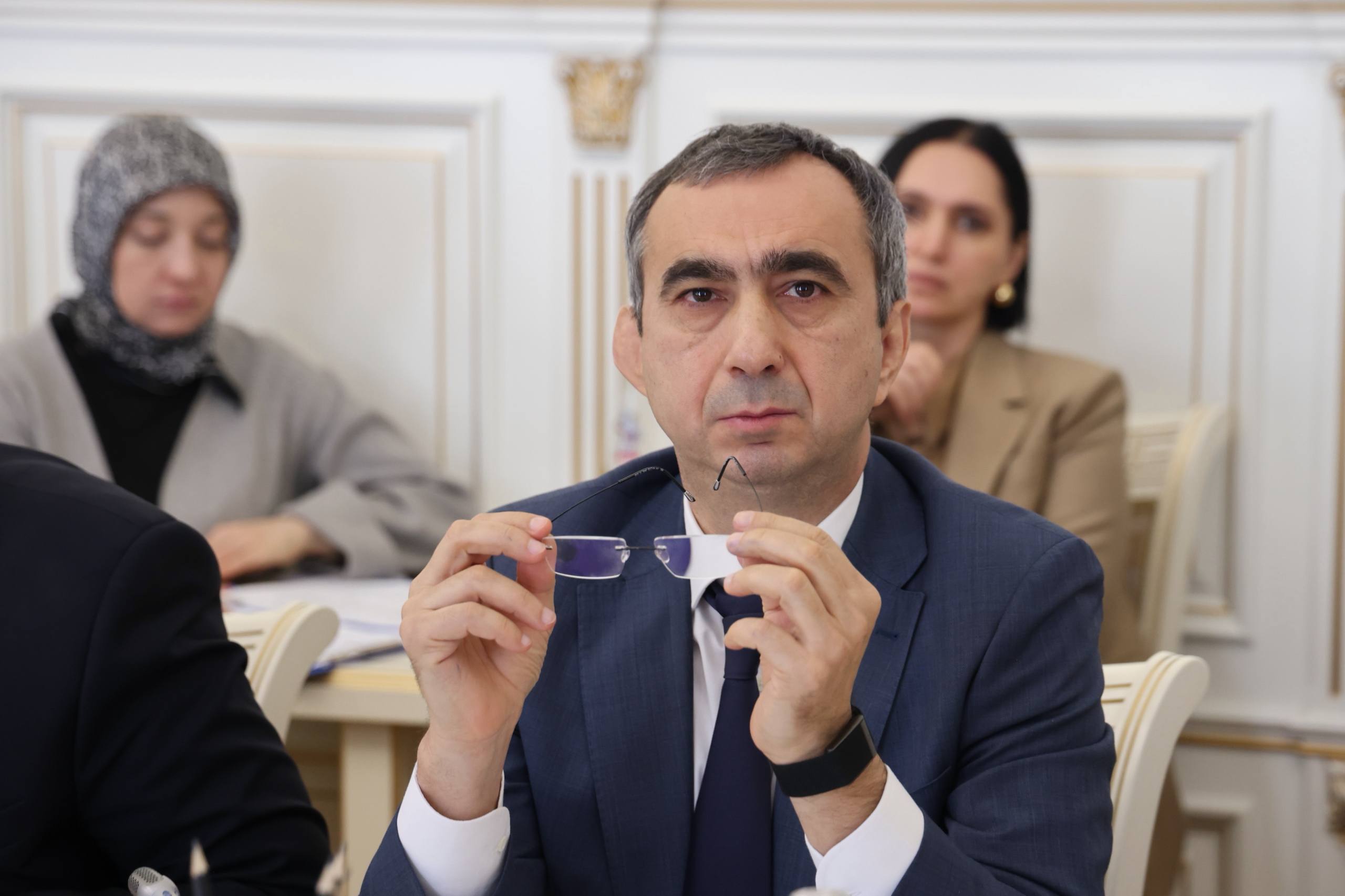 На 1 4 млрд рублей в Дагестане выросли поступления от налогов на имущество физических лиц с 2022 года Такие данные на совещании под руководством Сергея Меликова привёл вице премьер руководитель Минимущества республики Заур Эминов С 2022 года рост поступлений по налогу на имущество физических лиц составил 1 4 млрд рублей Только за один год объём поступлений увеличился более чем на 600 млн рублей сообщил докладчик По земельному налогу поступления с 2022 года выросли на 450 млн рублей при этом только за прошедший год на 370 млн рублей Достичь таких результатов удалось в том числе благодаря реализации Национальной системы пространственных данных Программа направлена на совершенствование земельно имущественной сферы В рамках НСПД по состоянию на 1 января 2026 года в Дагестане внесены границы 1 424 населённых пунктов из 1 564 Кроме того с 2024 года проводится регистрация неучтённых объектов находящихся в муниципальной собственности из 2 553 объектов работа завершена по 2 474 Учитывая достигнутые результаты мы продолжим реализацию этих мероприятий с учётом имеющегося но пока не полностью реализованного потенциала заключил Заур Эминов