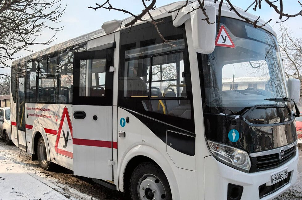 Минтранс ДНР продолжит бесплатно обучать водителей автобусов  ДАН:    Написать в чат-бот  С июня 2023 года получить категорию «D» или пройти переподготовку смогли более 100 человек. В 2025 году благодаря программе Минтранса ДНР по бесплатному обучению водителей автобусов планируется подготовить еще порядка 60 кандидатов.  «Водители категории „D“ по-прежнему остро востребованы в нашем регионе, поскольку подвижной состав общественного транспорта на муниципальных транспортных предприятиях пополняется и обновляется, и в текущем году в рамках федеральных программ также планируется поступление в ДНР новых автобусов», — отметили в Минтрансе.  Читать полностью