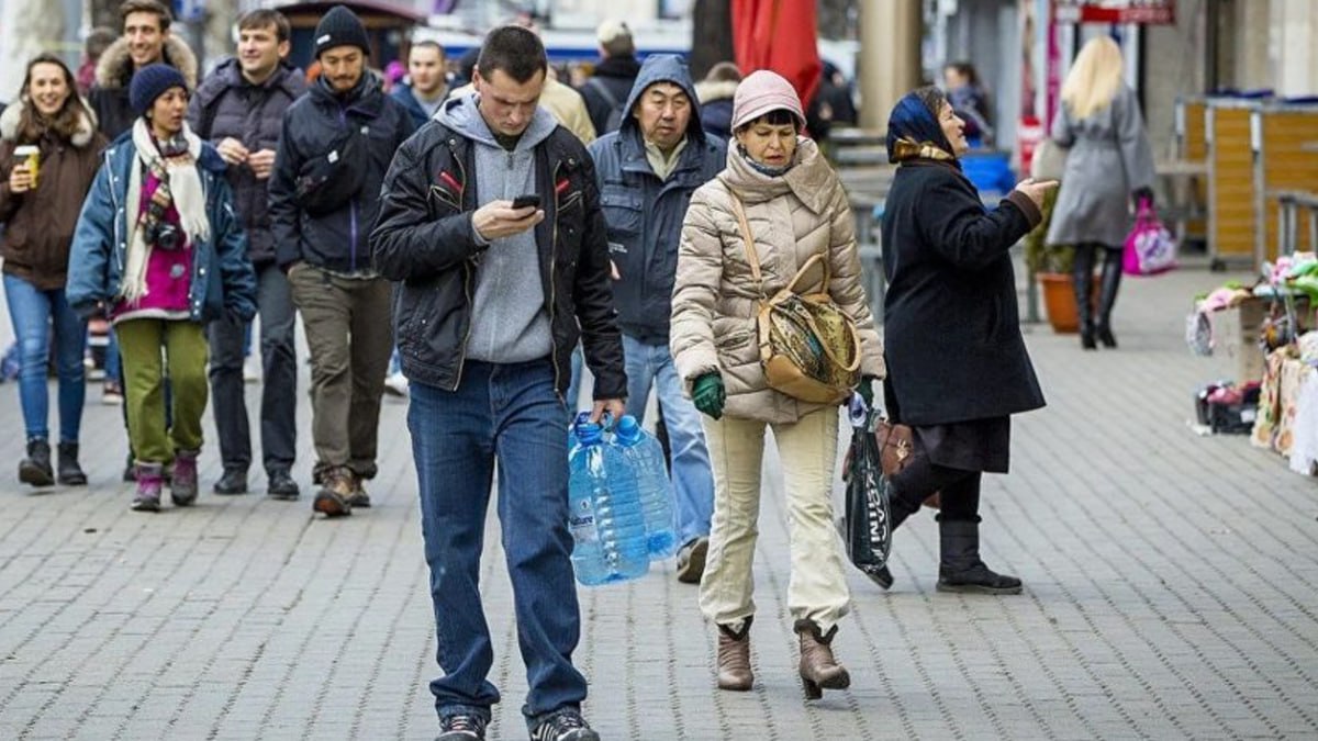 Беспрецедентный демографический кризис Молдова занимает 221 е место из 227 по уровню рождаемости Анализ проведённый Visual Capitalist показывает что большинство западных и союзных стран сталкиваются с резким снижением рождаемости имея показатели значительно ниже уровня простого воспроизводства населения Единственным исключением является Израиль с показателем 2 92 ребёнка на женщину тогда как Молдова находится среди последних в мире с уровнем всего 1 26 1 32 что усиливает процессы старения населения и миграции Подписаться