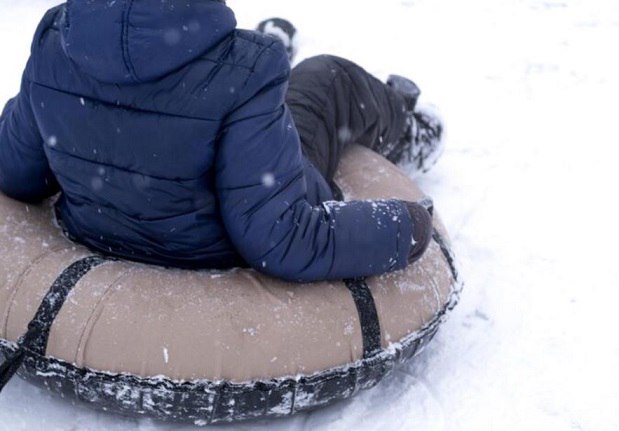 Прокуратура Томского района контролирует выяснение обстоятельств травмирования десятилетнего ребенка при катании на тюбе Мальчик получил телесные повреждения катаясь со стихийной горки в селе Корнилово По предварительным данным он спускался с горки расположенной в непосредственной близости от проезжей части ватрушка столкнулась с автомобилем Лада Ларгус Пострадавшего мальчика с места происшествия доставили в больницу Подробнее на Бабре томск vtomsk24