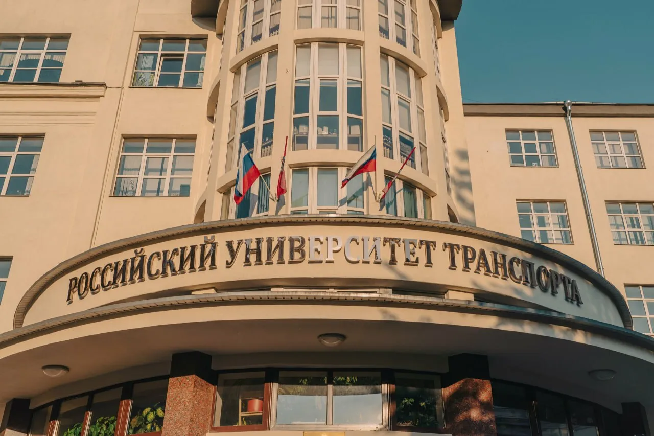 Российский университет транспорта открывает программы обучения для участников СВО Обучение доступно в очной очно заочной и заочной формах с онлайн курсами видеолекциями и практическими блоками Занятия ведут преподаватели и практики отрасли По итогам выдают диплом о переподготовке или удостоверение о повышении квалификации Программы разработаны с учётом задач Минтранса и направлены на вовлечение участников СВО в работу транспортного комплекса от дорожного хозяйства до железнодорожной авиационной и водной отраслей Обучение начнётся 20 мая Заявки принимаются на сайте вуза Среди программ повышения квалификации управление автономным судном радиоэлектронные системы наблюдения авиации закупки и техзаказчик в дорожном хозяйстве вопросы трудоустройства инвалидов и взаимодействие с участниками СВО Программы переподготовки эксплуатация железных дорог анализ данных на транспорте и логистика Подробнее   Подпишись на MASHNEWS в MAX