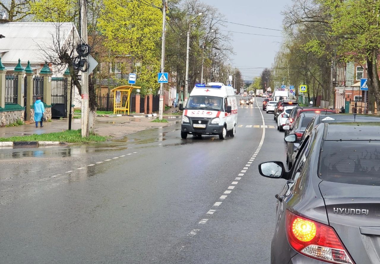В 15:56 в Сергиевом Посаде, на улице Октябрьской, в доме 3, из окна третьего этажа выпала женщина. В настоящее время подробности происшествия и состояние пострадавшей уточняются. UPD: Пострадавшая женщина, 30 лет, с травмами различной степени тяжести доставлена в РБ г. Сергиев Посад. Газета Вперёд