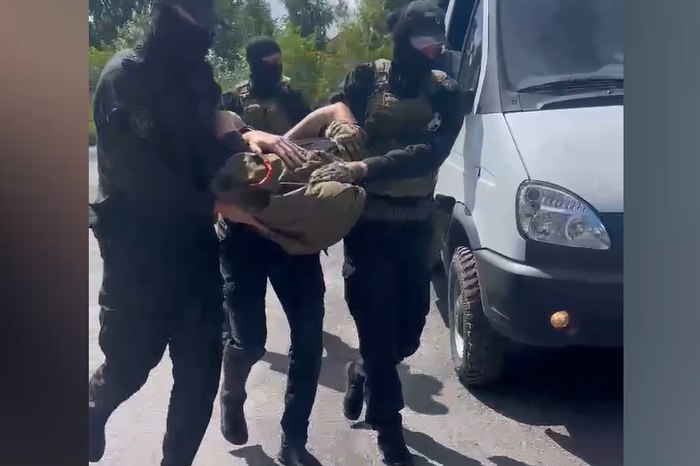 Силовики задержали криминального авторитета в свердловском городе В Дегтярске задержали криминального авторитета Илью Хисамова. По данным источника E1.RU, бывший мэр Вадим Пильников использовал его для решения своих вопросов силовым путем. Ранее Пильникова отправили на 10 лет в колонию строгого режима за взятку в особо крупном размере, его бывшего заместителя Виктора Солдатова признали виновным в посредничестве во взяточничестве. По данным инсайдера E1.RU, предприниматели, отказывавшиеся платить чиновникам, подвергались давлению, угрозам и насилию со стороны Хисамова. Также известно, что с 2012 по 2021 год Хисамов был депутатом Гордумы Дегтярска, его мать была председателем Гордумы. В 2015 году Хисамов принял ислам, заявил о татарском происхождении города и собирал деньги на строительство мечетей. Позже он объединился с другим авторитетом Марселем Гасановым. Благодаря этому он получил контроль над местным бизнесом.