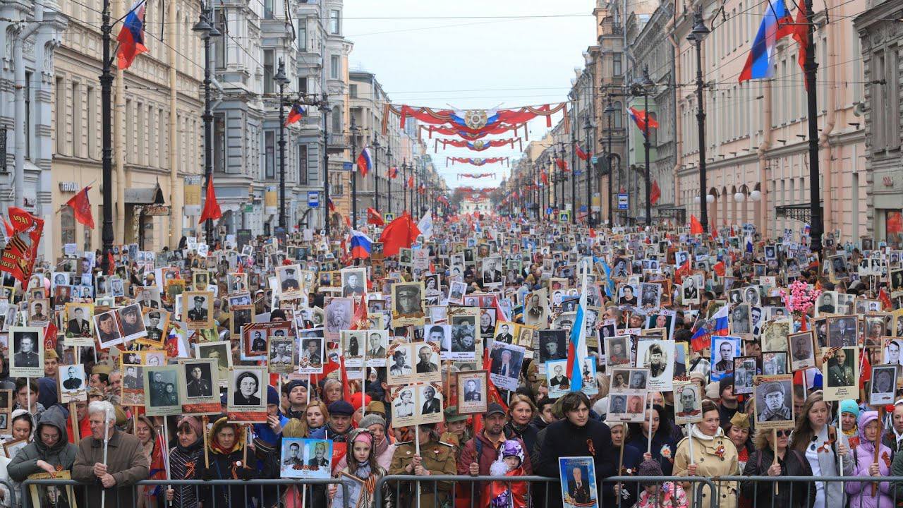 «Бессмертный полк» в Петербурге в этом году может пройти очно.  Три года подряд акция проводилась в онлайн-формате по соображениям безопасности. В этом году власти планируют, что 9 мая шествие вновь пройдёт по центру Петербурга.