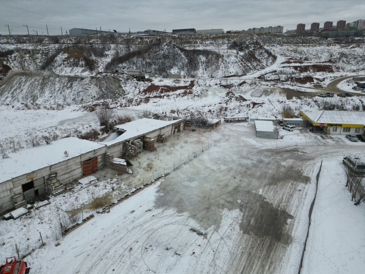 в Красноярске возле р. Кача сливают отходы с бетоновозов.  Общественными экоинспекторами выявлено место, где бетонщики вырыли на горе яму и сливают в неё с бетоновозов промывочные жидкости и остатки бетона.  Как видно на фото и видео, вся эта грязь растекается по округе. В нескольких метрах находится река Кача.  Судя по маршруту бетоновозов, такую опасную сливную яму организовал бетонный завод "Атланта".    Материалы передали в Прокуратуру.  #экологиякрасноярск