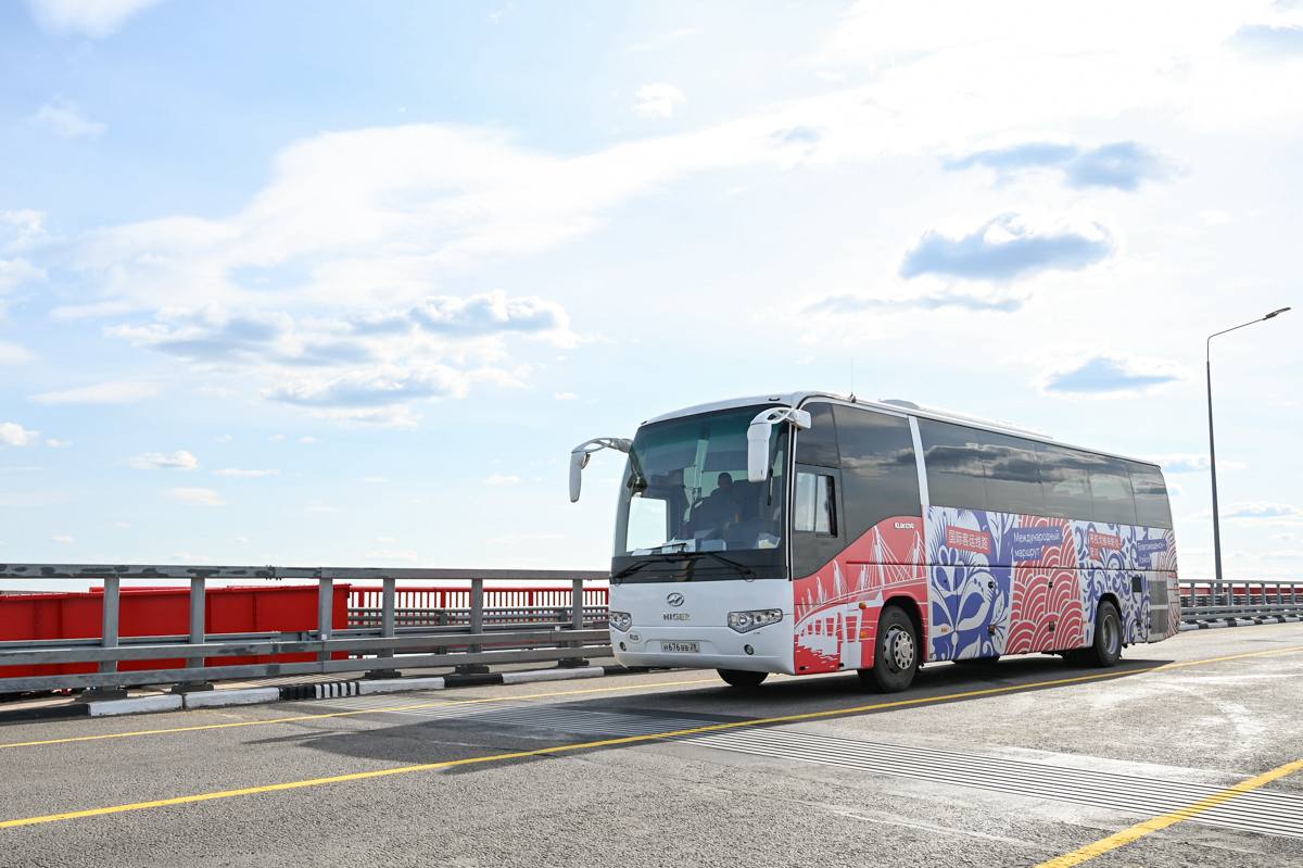 В новогодние праздники между Благовещенском и Хэйхэ увеличат количество автобусных рейсов Точный период с 25 декабря по 11 января Продажа билетов стартует уже на следующей неделе Купить билеты можно через специальные онлайн сервисы турагентства а также в кассах вокзала АмурАссо работающих до 17 00 Кроме автобусного сообщения между городами побратимами курсируют еще и суда на воздушной подушке Но билеты на СВП можно приобрести в кассах вокзала АмурАссо только в день выезда ampravda