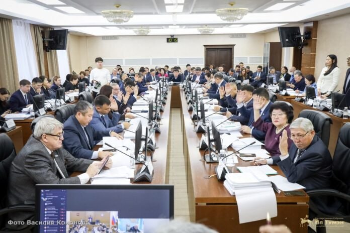 700 поправок и 28 млрд рублей дополнительных доходов Проект бюджета Якутии на 2026 год проработали в Ил Тумэн Расширенное заседание постоянного комитета Ил Тумэна по бюджету финансам налоговой и ценовой политике вопросам собственности и приватизации прошло в парламенте Якутии В течение трех дней депутаты вместе с представителями правительства профильных министерств и ведомств рассмотрели ключевые законопроекты определяющие финансовую политику региона на ближайшие годы Подробнее читайте по ссылке Фото пресс служба Ил Тумэна yk24 ru в MAX Telegram ВК VK Видео