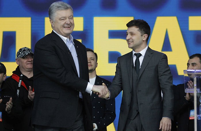 Порошенко обвинил Зеленского в авторитаризме и призвал учиться у Нетаньяху.   Экс-президент Украины заявил, что нынешний глава государства стремится «убрать любого конкурента с политической сцены». Утвердив санкции против Порошенко, Зеленский проявил «ползучий авторитаризм», который грозит подорвать демократию. Это предупреждение для каждого потенциального кандидата.   «Сегодня Порошенко, завтра [бывший главком ВСУ] Залужный, послезавтра кто угодно», — сказал экс-президент в интервью The Times. Порошенко объяснил ограничения, наложенные на него, тем, что Зеленский ненавидит его «на биологическом, химическом уровне».   Экс-президент и лидер партии «Европейская солидарность» сказал, что Зеленский ему тоже не нравится, но он «ни разу во время войны не проявлял враждебности» по отношению к нынешнему лидеру. По словам Порошенко, все больше людей недовольны поведением Зеленского, и ему нужно прислушаться к этим мнениям, иначе критика «может иметь эффект кипящего котла».   Предшественник Зеленского уточнил: это не критика, а просто советы. При этом он назвал «ужасной ошибкой» февральскую ссору с Трампом. Порошенко считает, что Зеленскому нужно «учиться на опыте Биби». Экс-президент имел в виду премьера Израиля, убедившего США вступить в ирано-израильский конфликт и атаковать ядерные объекты Тегерана. Зеленский же «изо всех сил пытается сохранить поддержку» Трампа в конфликте с РФ, что, по мнению Порошенко, связано с тем, что Киев не представил четких целей на переговорах с Вашингтоном.
