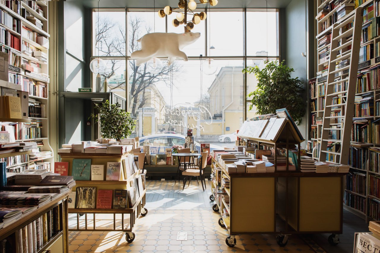 Петербургские Подписные издания открывают первую точку в Москве Легендарный книжный магазин запускает филиал в Музее русского импрессионизма Пространство на третьем этаже начнет работу в тестовом режиме уже 13 февраля вместе со стартом выставки Под маской В ассортименте заявлено около 10 тысяч позиций от редких альбомов по искусству до японской канцелярии За атмосферу отвечают сотрудники прошедшие стажировку в Петербурге и кафе от команды Подписных булочек Кстати совладелец проекта Михаил Иванов герой нашего списка визионеров SETTERS A LIST 2023 года   Полноценное открытие намечено на март В теплое время года к книжному добавится веранда с панорамным видом на территорию фабрики Большевик settersmedia news