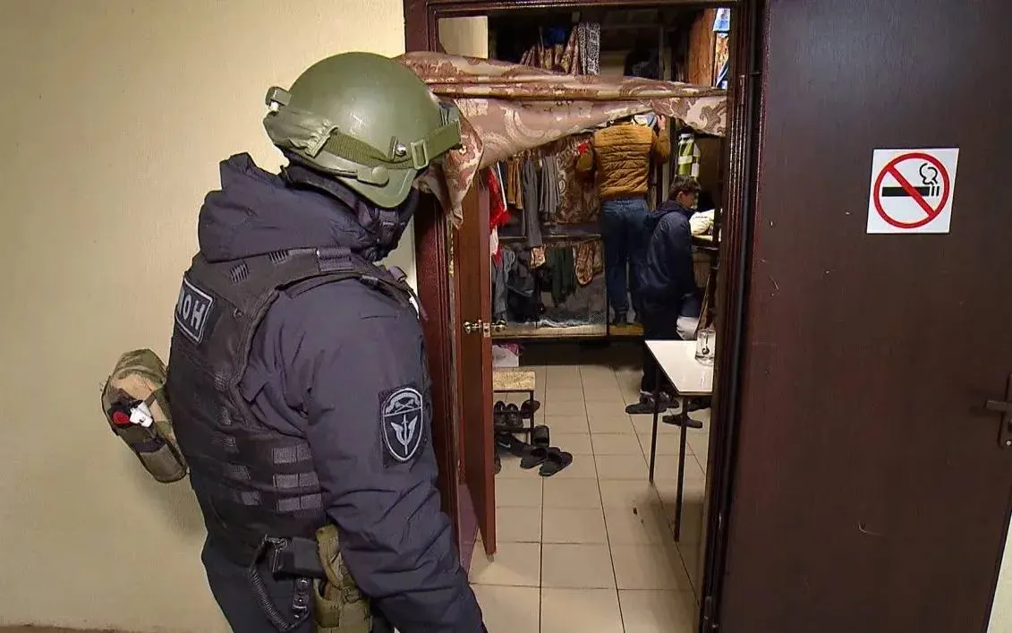 Московские военные следователи полицейские и бойцы Росгвардии провели рейд по хостелу в районе Коммунарка В ходе рейда проверено более 3 5 тыс человек Из них 71 доставлены в отделы полиции для рассмотрения вопроса о привлечении к административной ответственности и 35 в военные комиссариаты для постановки на воинский учет Официальный представитель МВД России Ирина Волк заявляла что около 6 тысяч мигрантов будут выдворены из России по результатам мартовских рейдов   www vesti ru ns na yuge moskvy siloviki proverili khostel gde prozhivaet 35 tys migrantov Телеграмм замедляют возможно вам удобнее будет читать нас здесь ВКонтакте МАХ