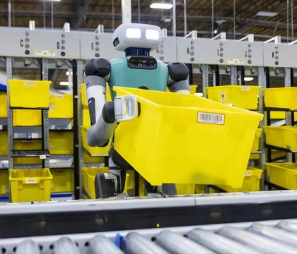 Toyota арендовала семь гуманоидных роботов Agility Digit для работы на заводе в Канаде После годичного пилотного проекта канадское производственное подразделение автопроизводителя Toyota арендовало семь гуманоидных роботов Agility Digit для работ на заводе где собирают кроссоверы RAV4 Ожидается что андроиды будут разгружать контейнеры с запчастями подвозимые автоматизированными складскими тягачами а также сортировать детали