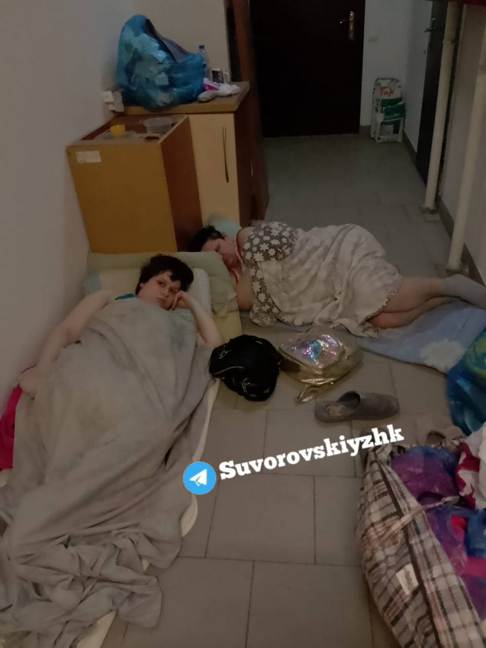 В Ростове жители многоэтажки на Петренко, 28 бьют тревогу и просят о помощи! Уже третий день две женщины — мать с дочерью переехали жить из квартиры в подъезд. По словам собственника квартиры, в которой до недавнего времени жили женщины, он заключил с ними договор аренды. Когда же время договора истекло, женщины отказались покидать квартиру добровольно. Собственник обратиться в суд и выиграл его, но ситуация не изменилась. После длительных уговоров женщины всё же съехали с квартиры, но не далеко — в подъезд. Груды личных вещей занимают почти всю площадь тамбура. По всей видимости, туалет женщины устроили здесь же. Соседи жалуются на невыносимую вонь. Однако мать с дочерью эта ситуация не смущает — большую часть времени они просто лежат на полу. «На данный момент две эти женщины оккупировали тамбур подъезда и отказываются его покидать. Это длится уже третий день. Все службы, к которым мы обращались — скорая и полиция просто бездействуют. Соцслужба ответила, что они не забирают людей сами. Мы не знаем, что делать», — рассказали о сложившейся ситуации жители этого подъезда в домовом чате. Ко всему прочему, собственнику предстоит ремонт квартиры. #новости #ростов #новостиростова #суворовский #помощь #ростовскаяобласть
