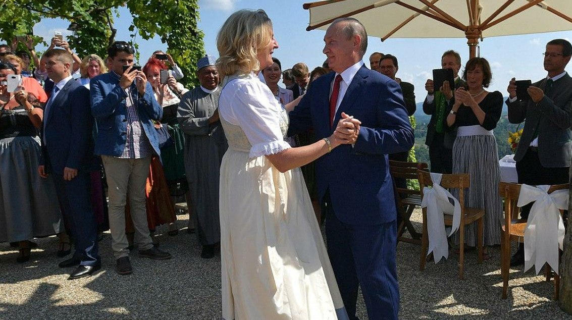 Экс главу МИД Австрии сбежавшую в Россию хотят лишить гражданства Австрийская партия NEOS предложила лишить гражданства бывшего министра иностранных дел Карин Кнайсль которая живет в России и называет австрийцев гиенами передает ArbatMedia Прислать новость