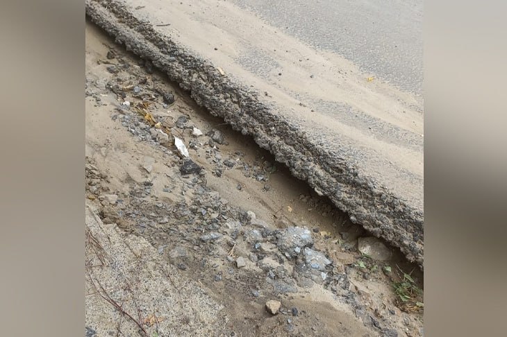 В Волгограде размыло уложенный этим летом асфальт на ул. Степной В Советском районе Волгограда жители посёлка Горьковский бьют тревогу из-за состояния проезжей части ул. Степной. В начале июня здесь был уложен новый асфальт, однако покрытие не выдержало испытания первыми же летними ливнями. - Мы долго ждали этого ремонта, но, признаться, никто и не думал, что работы будут настолько плохо выполнены. Первое, что бросилось в глаза – обочины. Они не были сформированы. Землю, которая появилась здесь после демонтажа старого покрытия экскаваторами, рабочие просто раскидали к нашим заборам. Я живу в доме №35, и мне навалили грязи прям под калитку. Как дождь пройдёт, попробуй ещё доберись до дома по этим ухабам, - рассказала журналистам местная жительница Татьяна Тарасова. Однако, как выяснилось, грунт на обочинах – не самая большая проблема обновлённой дороги. С первым же дождём из-под основания проезжей части начало вымывать песок и щебень. Подробнее