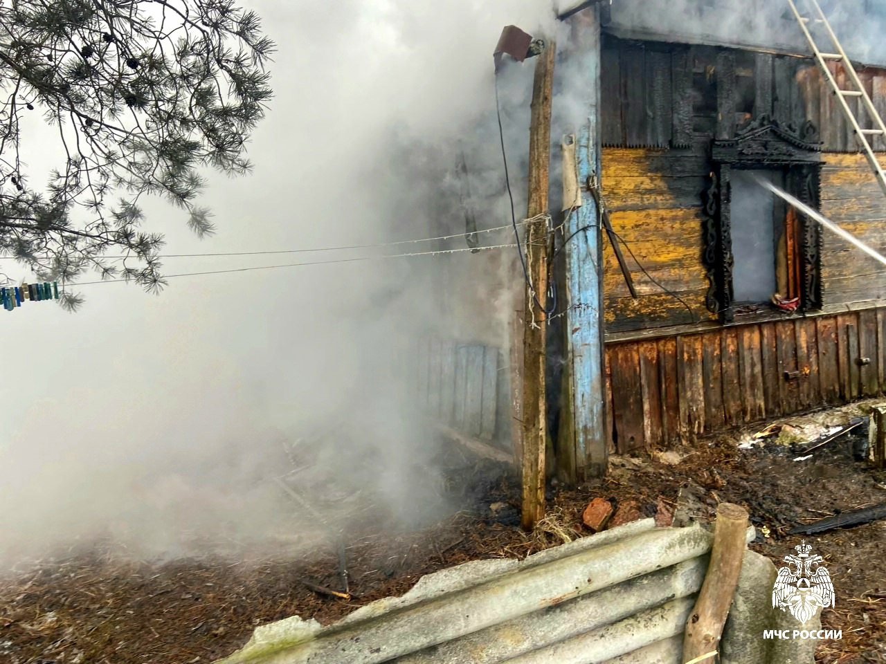 Пожар уничтожил имущество  В деревне Гусино на улице Песочной вчера днем выгорел частный деревянный жилой дом. Пожар ликвидирован подразделениями 76 пожарной части области и 32 пожарно-спасательной части МЧС России. Никто не пострадал.     #МЧСРоссии #Пожар