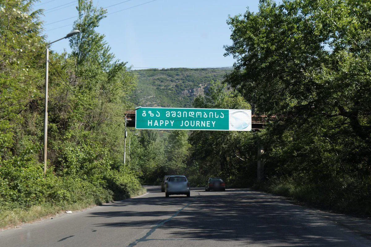 В Тбилиси может появиться новый въезд и выезд из города Об этом мэр столицы Каха Каладзе заявил в эфире Имеди ТВ По его словам мэрия вместе с Министерством инфраструктуры уже обсуждает альтернативные маршруты Проект должен разгрузить город и дать жителям больше вариантов передвижения как на личном транспорте так и на общественном Сейчас готовится исследование которое определит какие именно направления будут наиболее эффективными Его результаты представят в ближайшее время К разработке проекта подключены международные финансовые организации Tbilisi Long Stay в Телеграм Инстаграм ТикТок