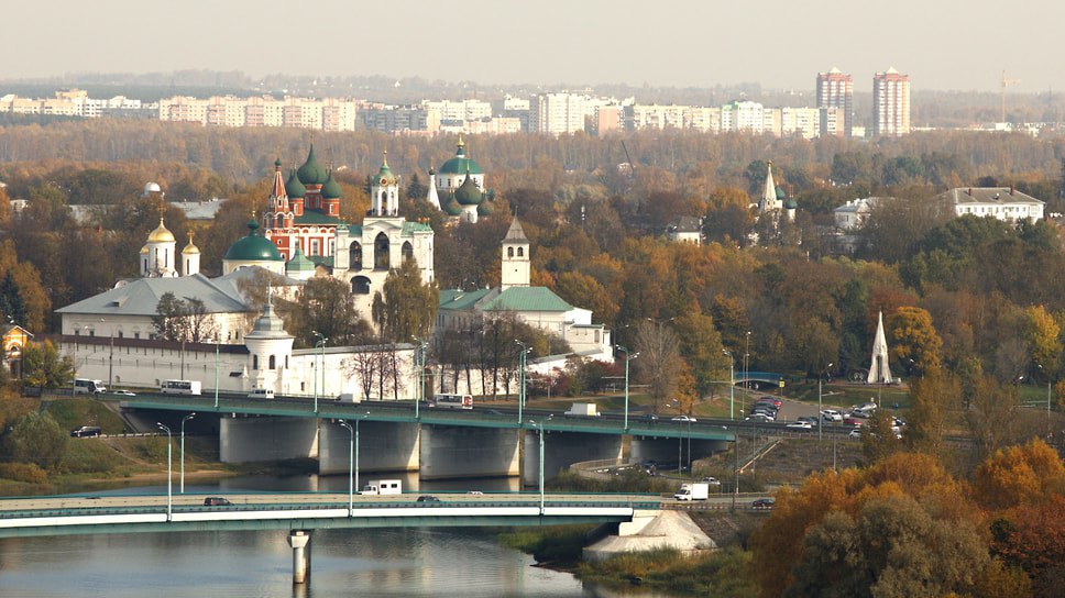 В Ярославле 24 мая с 6:00 до 15:30 перекроют движение на центральных улицах из-за Всероссийского полумарафона «ЗаБег.РФ». Ограничения затронут участки Волжской и Которосльной набережных, Советский переулок, Революционную, Советскую, площадь Челюскинцев, Почтовую, Волжский спуск, Андропова, Первомайскую и Подзеленье. Приказ о временном прекращении движения подписал директор департамента городского хозяйства Ярослав Овчаров. «Рекомендовать УГИБДД УМВД по Ярославской области обеспечить контроль за соблюдением безопасности дорожного движения при проведении мероприятия» — из приказа. Фото: Пресс-служба правительства Ярославской области Еще больше новостей — в Telegram-канале «Ъ-Ярославль»
