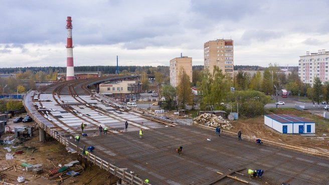 Строительство обхода деревни Малые Вязёмы на Центральной кольцевой автодороге идет вовсю: рабочие установили конструкции пролетного строения на путепроводе через Ямскую улицу.   Зампред правительства страны Марат Хуснуллин отметил, что обход разгрузит дороги в населенном пункте и выведет поток транзитного транспорта за его пределы. Это улучшит сообщение между городами, а также сделает поездки быстрее и комфортнее, внесет значимый вклад в развитие логистики.   Готовность объекта — 50%. Специалисты продолжают укладывать асфальт, устраивать электроснабжение и освещение.   Запустить движение по новому участку ЦКАД планируется в конце этого года.   Новости - и точка