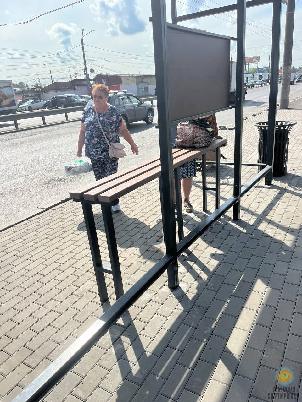 За время пути лавочка могла подрасти... В микрорайоне Сортировка на автобусной остановке вместо лавочки сделали барную стойку. Местные жители рассказывают, что она настолько высокая, что невысоким людям достает до пояса. Пожилые пассажиры точно на нее не смогут залезть. Теперь используют это чудо инженерной мысли в качестве подставки для сумок. Солнечная Сортировка Прислать новость