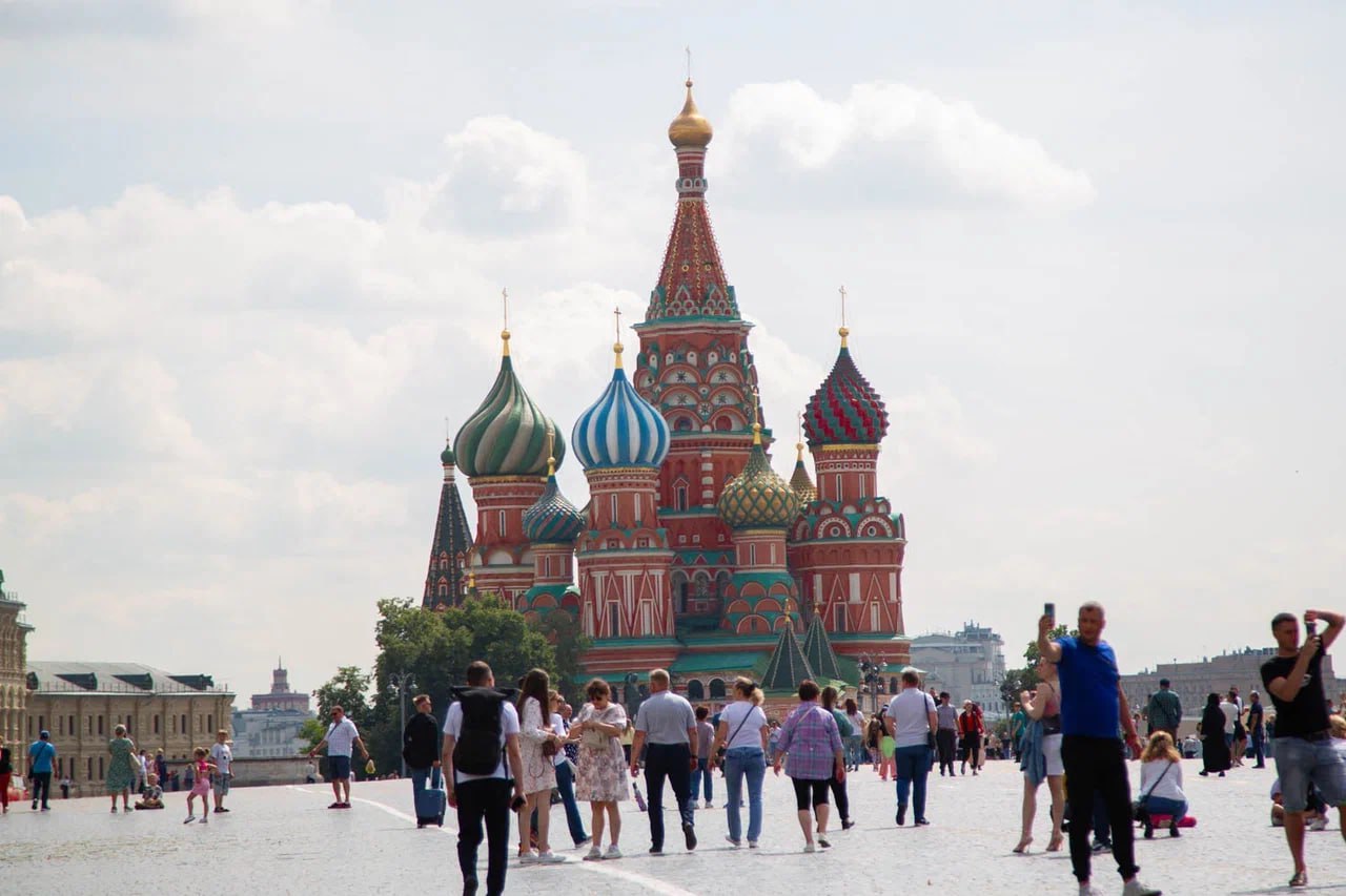 Музей Москвы извинился за продажу значков с храмом Василия Блаженного без крестов  Россиян возмутили сувенирные значки с изображением храма Василия Блаженного без крестов на куполах, которые продавались в Государственном историческом музее в Москве.  Культурное учреждение принесло искренние извинения перед россиянами и отозвало с продажи некачественную продукцию. Об этом сообщили в пресс-службе музея.  В ГИМ отметили, что Покровский собор является безусловным символом России и сувениры с его ярким…