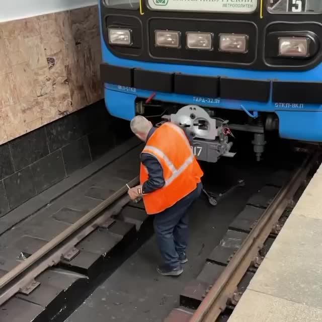 В Екатеринбурге движение метро остановлено из-за упавшего самоката на станции Уралмаш