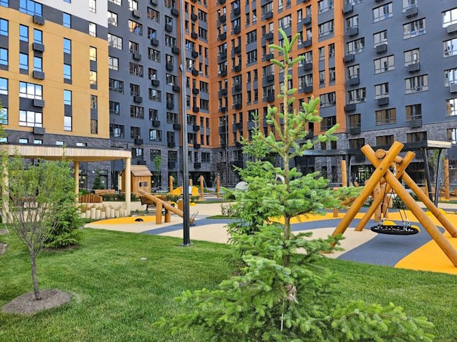 В городе парке Переделкино Ближнее района Внуково введен в эксплуатацию корпус на 549 квартир Инвестиционная группа АБСОЛЮТ девелопер города парка Переделкино Ближнее получила разрешение на ввод в эксплуатацию корпуса 1 фазы 17 Дом построен по адресу ул Льва Кассиля д 1 к 1 Основной объем составляют двухкомнатные квартиры от 53 кв м до 68 кв м Площадь однокомнатных от 36 кв м до 47 кв м В доме также представлен ограниченный объем студий 65 трехкомнатных квартир 77 91 кв м и 10 четырехкомнатных 107 113 кв м Квартиры будут переданы покупателям без отделки Высота потолков составляет до 3 93 м На первых этажах предусмотрены коммерческие помещения под магазины шаговой доступности и службы сервиса На минус первом этаже для жителей доступны 178 кладовых В каждом из шести подъездов установлено по два лифта пассажирский и грузовой Грузовой лифт спускается на 1 этаж дома Подъезды корпуса имеют по два входа на уровне земли со стороны улицы и со стороны двора Лобби оснащены мягкой мебелью пластичных форм стильной зоной для корреспонденции В каждом подъезде предусмотрены колясочные Всего в рамках строительства 17 й фазы проектом предусмотрены 4 монолитных дома на общее количество квартир 1487 шт Прислать информацию в канал Подписаться на новости Новой Москвы