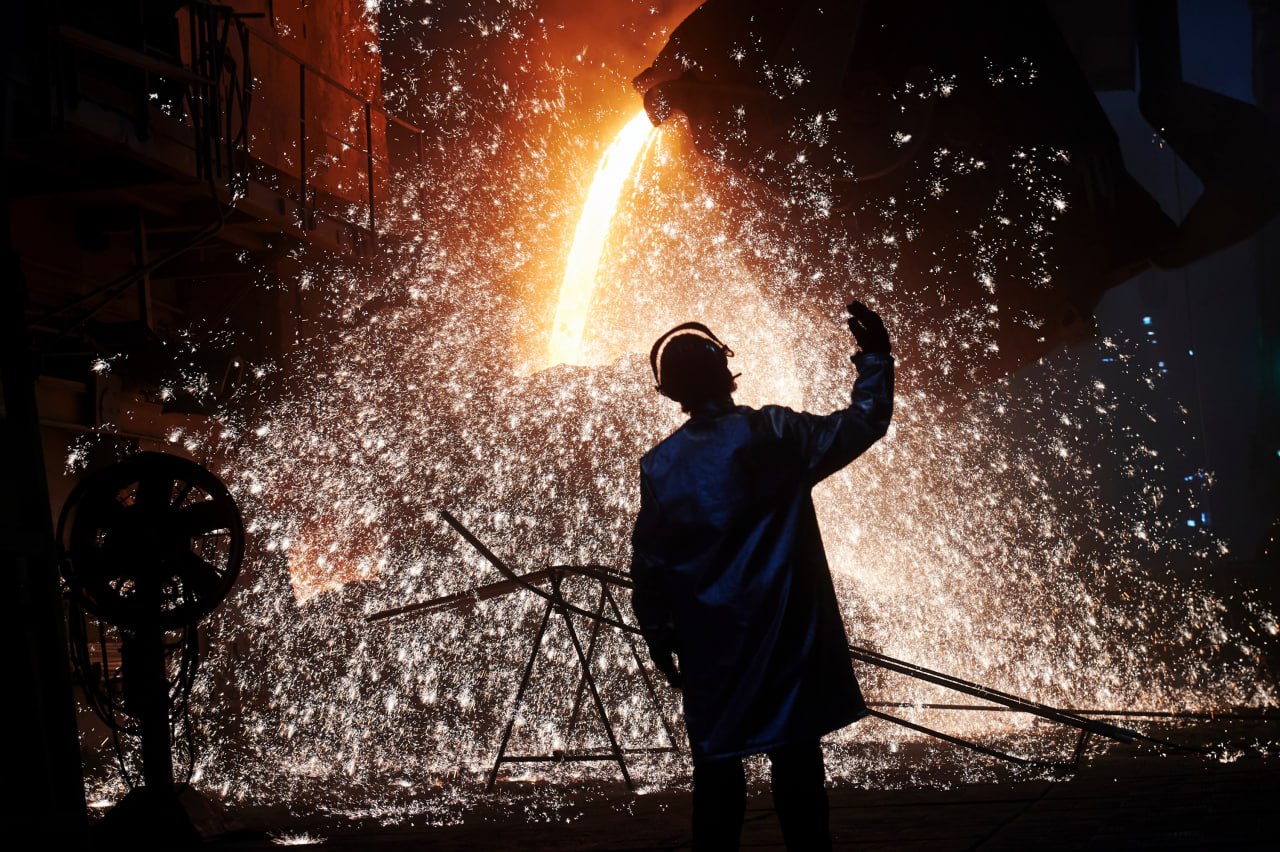 Правительство расширило поддержку отрасли черной металлургии Срок уплаты акциза на жидкую сталь и налога на добычу полезных ископаемых на железную руду для предприятий отрасли черной металлургии продлен до 1 декабря 2025 года включительно  Эта мера позволит металлургическим предприятиям высвободить оборотные средства что в свою очередь дополнительно поддержит их деятельность и инвестиционную активность Подписаться на Правительство России в Telegram Читать нас в MAX