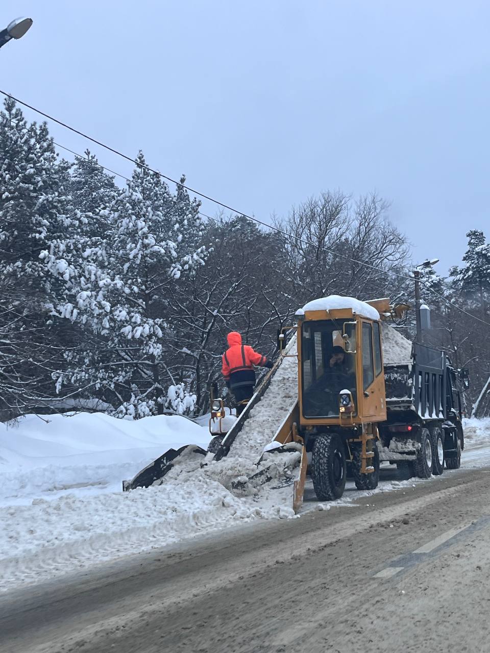План Буран в городе Снегопад продолжается и еще несколько дней будет таким же интенсивным По прогнозам на дорогах возможны снежные заносы гололедица С завтрашнего дня и до понедельника включительно школы перейдут на дистанционный формат работы В детских садах работать будут только дежурные группы Занятия в музыкальных художественных спортивных школах и школах искусств подростковых клубах а также дополнительные занятия в ДК и школах отменены В связи с погодными условиями предприятиям также рекомендуется перевести сотрудников на дистанционный формат работы там где это возможно Просим ограничить поездки на личном транспорте и переставить автомобили на время уборки kzn official
