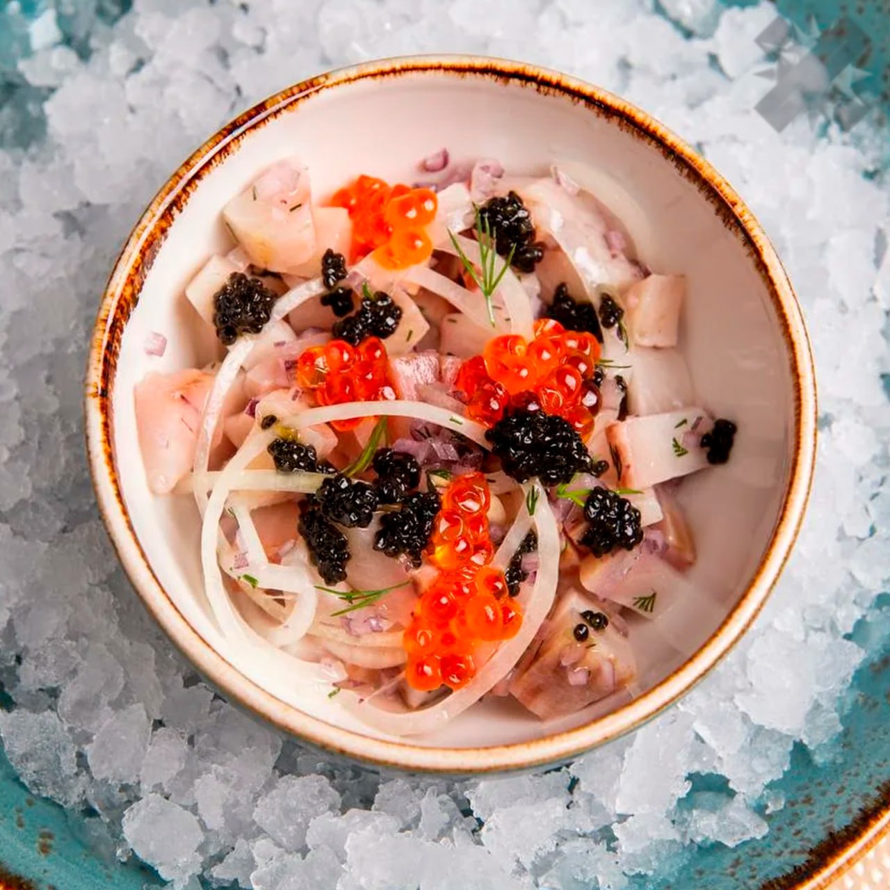 Русский салат попал в рейтинг самых отвратительных блюд Единственным отечественным блюдом в топ 100 антирейтинга TasteAtlas оказался салат индигирка из замороженной рыбы По пятибалльной шкале его оценили всего в 2 7 балла блюдо заняло 65 е место Ранее список самых мерзких блюд возглавлял русский холодец но со временем оценка выросла Также в рейтинге присутствуют кутья щи из щавеля и рассольник однако их баллы нельзя назвать откровенно провальными Первое место антирейтинга досталось исландскому блюду свид это половина бараньей головы с пюре из репы и картофеля ничего они не понимают в нормальной еде а что тогда вообще можно есть половина бараньей головы НМШ